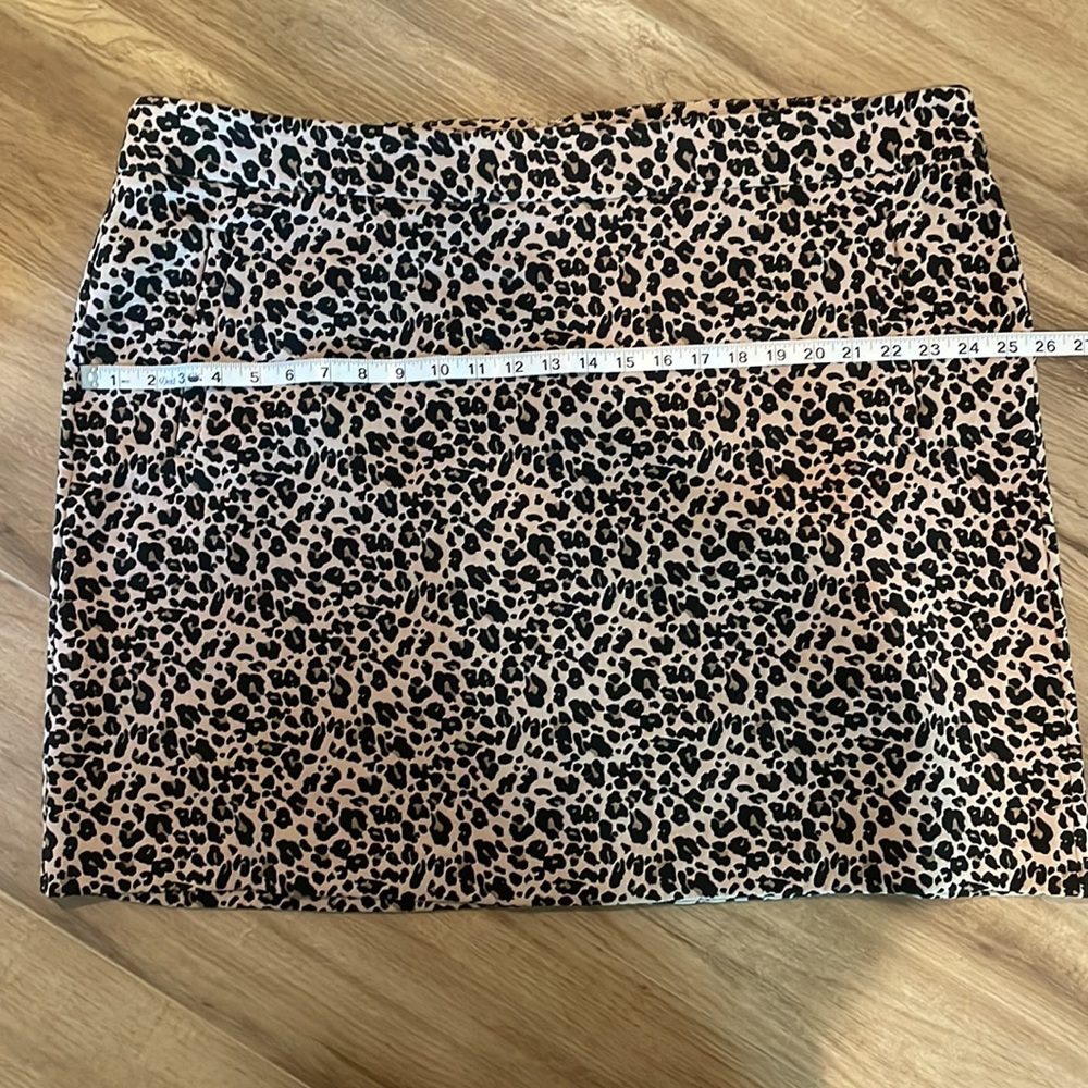 LOFT PLUS Leopard Print Jacquard Skirt with Flat Front Pockets - Picture 12 of 13